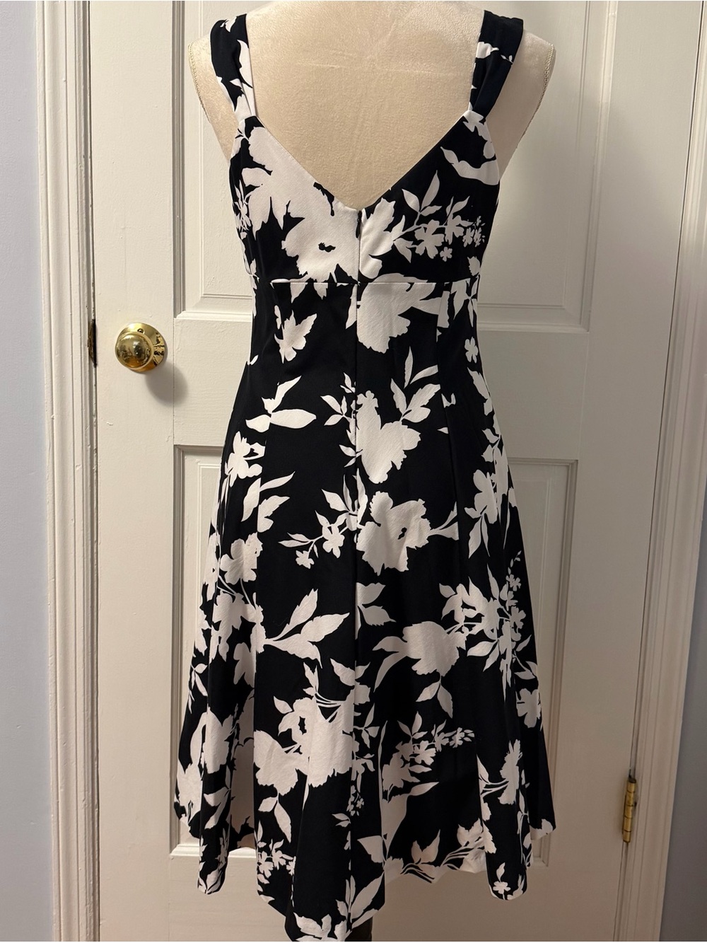 American Living 97% Cotton Black & White Floral V-Neck Sleeveless Dress, Size 6 - Picture 2 of 8